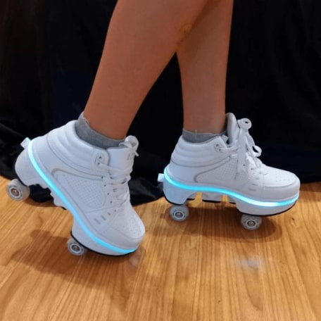 На фото роликовые кроссовки с открытыми колесами и включенной ЛЭД подсветкой